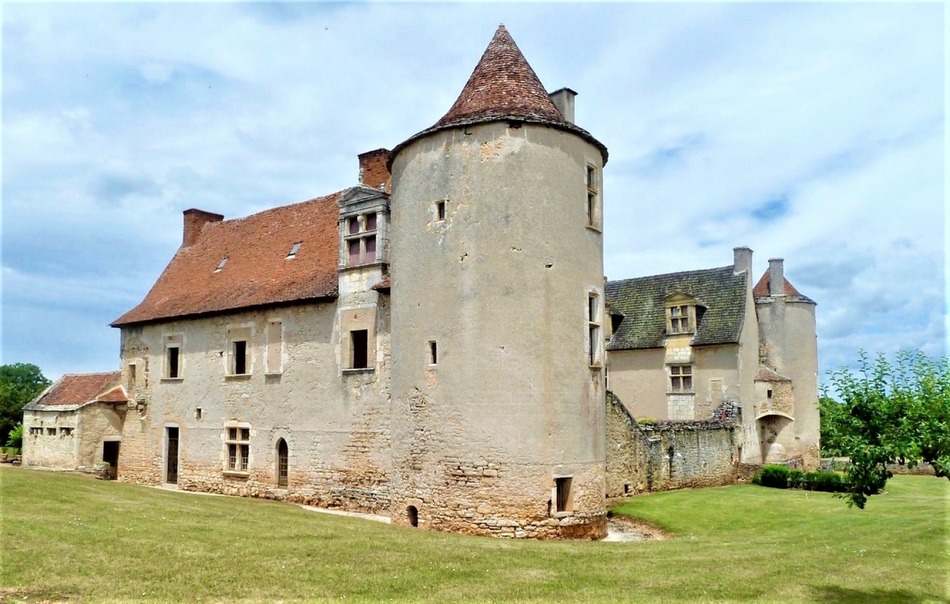 French Property for Sale: Chateau (near 50 KM SO DE FIGEAC) in Lot