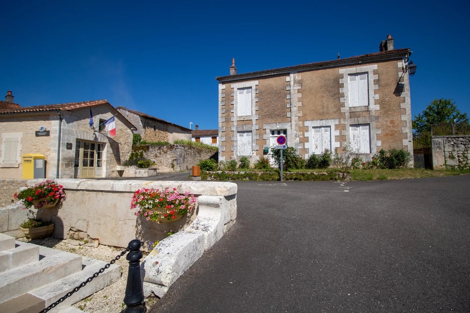 French Property for Sale Property (near La RochebeaucourtetArgentine